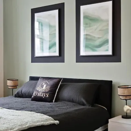 Apartment Stylish 4-bedroom With Scenic Garden Views, Free Wifi & Parking - Perfectly Located Near *
