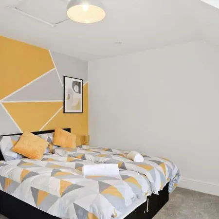 Stylish 4-bedroom With Scenic Garden Views, Free Wifi & Parking - Perfectly Located Near Apartment *
