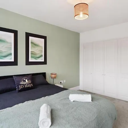 Stylish 4-bedroom With Scenic Garden Views, Free Wifi & Parking - Perfectly Located Near * Lincoln