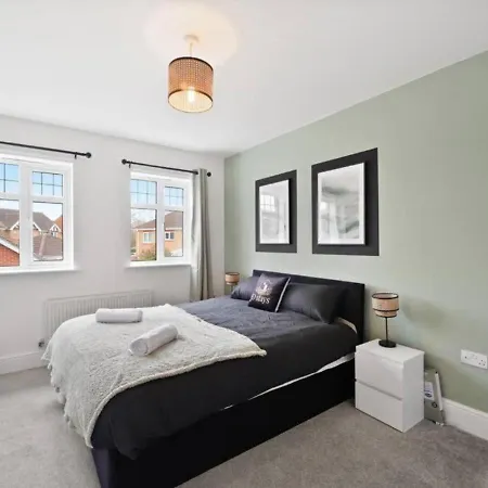 Apartment Stylish 4-bedroom With Scenic Garden Views, Free Wifi & Parking - Perfectly Located Near