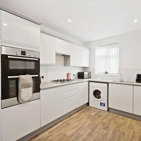 Stylish 4-bedroom With Scenic Garden Views, Free Wifi & Parking - Perfectly Located Near Lincoln