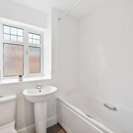 Stylish 4-bedroom With Scenic Garden Views, Free Wifi & Parking - Perfectly Located Near Apartment