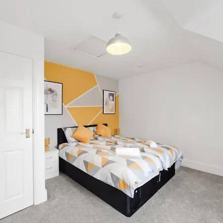 Apartment Stylish 4-bedroom With Scenic Garden Views, Free Wifi & Parking - Perfectly Located Near *