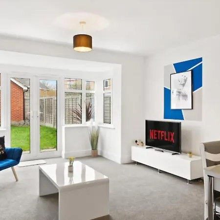 Stylish 4-bedroom With Scenic Garden Views, Free Wifi & Parking - Perfectly Located Near