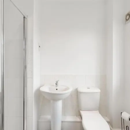 Stylish 4-bedroom With Scenic Garden Views, Free Wifi & Parking - Perfectly Located Near * Lincoln
