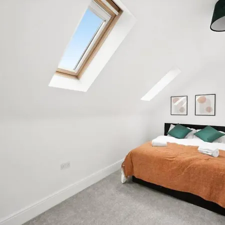 Stylish 4-bedroom With Scenic Garden Views, Free Wifi & Parking - Perfectly Located Near Apartment Lincoln