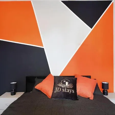 Stylish 4-bedroom With Scenic Garden Views, Free Wifi & Parking - Perfectly Located Near Apartment