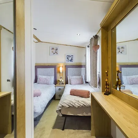 Tattershall Lakes Mini Breaks - Gibson Close Holiday home *