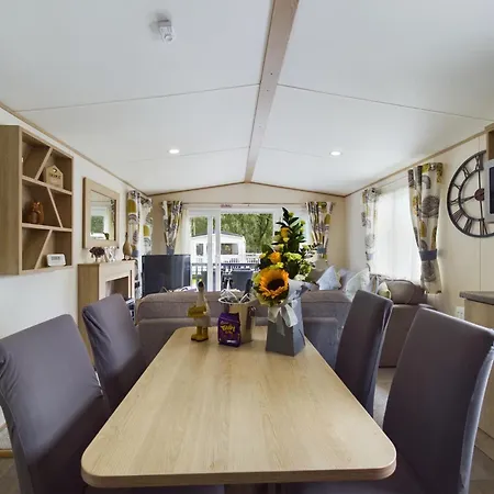Tattershall Lakes Mini Breaks - The Avenue Holiday home