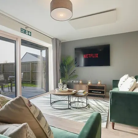 Spacious 4 Bed With Gym And Tennis Court *
