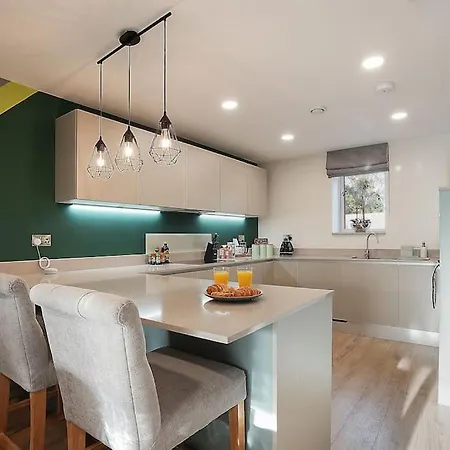 Spacious 4 Bed With Gym And Tennis Court Holiday home *