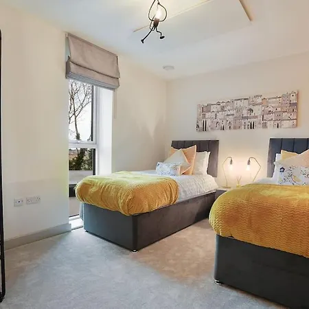 Spacious 4 Bed With Gym And Tennis Court Holiday home *