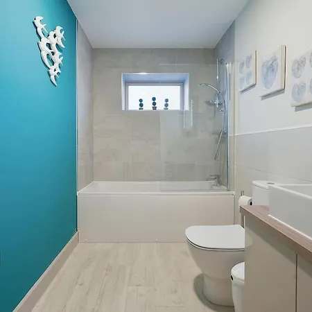 Spacious 4 Bed With Gym And Tennis Court Lincoln