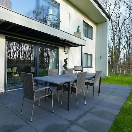 Spacious 4 Bed With Gym And Tennis Court Holiday home *