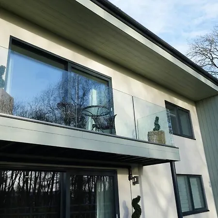 Holiday home Spacious 4 Bed With Gym And Tennis Court