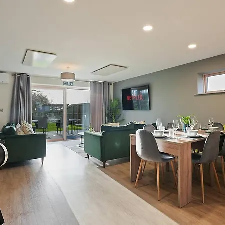 Spacious 4 Bed With Gym And Tennis Court *