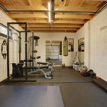 Holiday home Spacious 4 Bed With Gym And Tennis Court