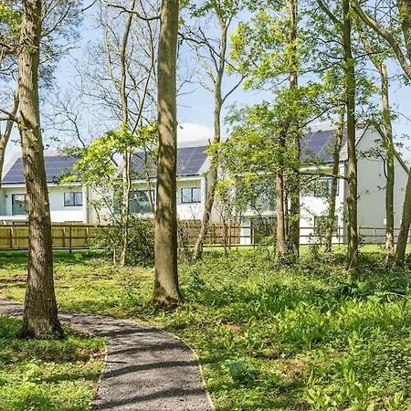 Spacious 4 Bed With Gym And Tennis Court *