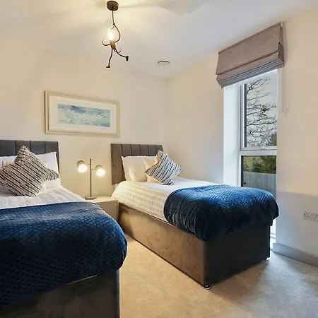 Spacious 4 Bed With Gym And Tennis Court Holiday home
