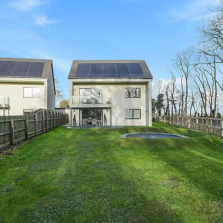Holiday home Spacious 4 Bed With Gym And Tennis Court *