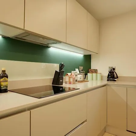 Spacious 4 Bed With Gym And Tennis Court Lincoln
