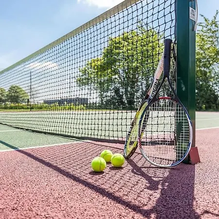 Spacious 4 Bed With Gym And Tennis Court Holiday home