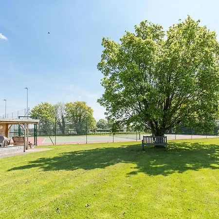 Spacious 4 Bed With Gym And Tennis Court *