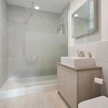 Holiday home Spacious 4 Bed With Gym And Tennis Court