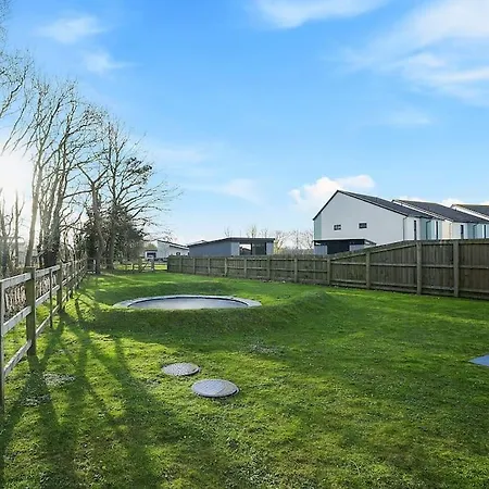 Spacious 4 Bed With Gym And Tennis Court Holiday home Lincoln