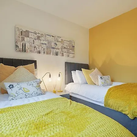 Spacious 4 Bed With Gym And Tennis Court Lincoln