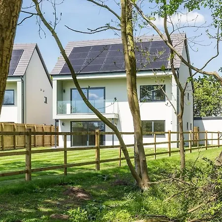 Holiday home Spacious 4 Bed With Gym And Tennis Court *