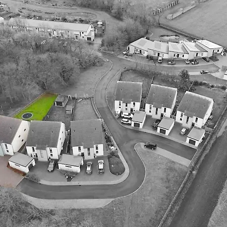 Spacious 4 Bed With Gym And Tennis Court Holiday home *