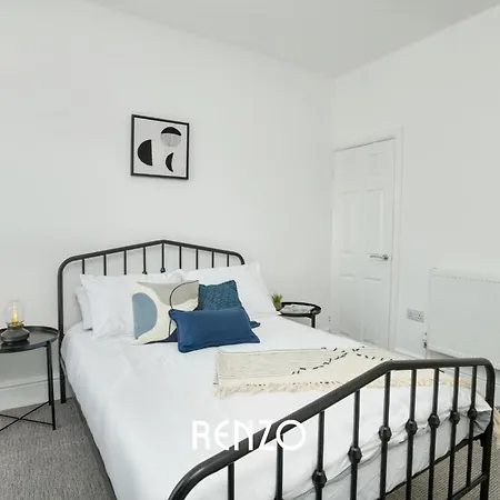 Cosy And Inviting 2-bed Townhouse In By Renzo, Free Wi-fi, Ideal For Contractors