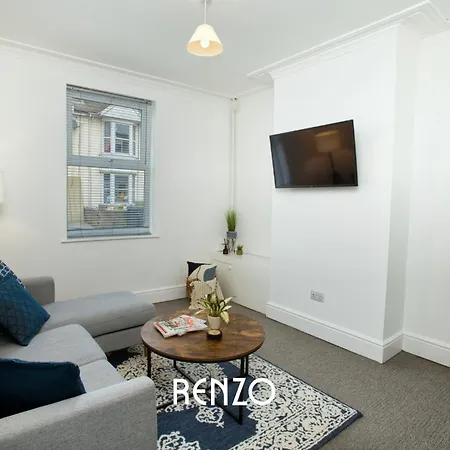 Cosy And Inviting 2-bed Townhouse In By Renzo, Free Wi-fi, Ideal For Contractors