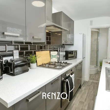 Cosy And Inviting 2-bed Townhouse In By Renzo, Free Wi-fi, Ideal For Contractors Apartment