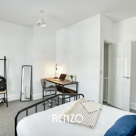 Apartment Cosy And Inviting 2-bed Townhouse In By Renzo, Free Wi-fi, Ideal For Contractors Lincoln