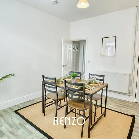 Apartment Cosy And Inviting 2-bed Townhouse In By Renzo, Free Wi-fi, Ideal For Contractors
