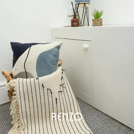 Cosy And Inviting 2-bed Townhouse In By Renzo, Free Wi-fi, Ideal For Contractors Lincoln