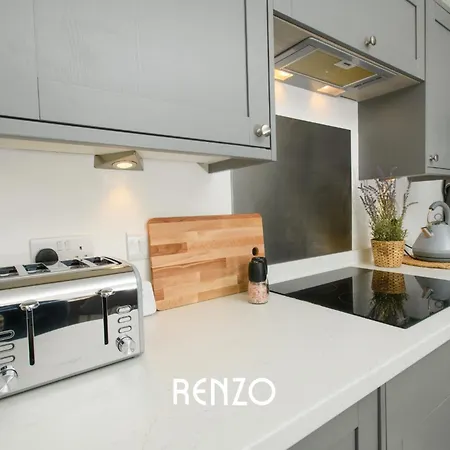 Inviting 2 Bedroom In By Renzo, Close To Cathedral! *