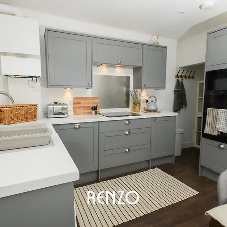Holiday home Inviting 2 Bedroom In By Renzo, Close To Cathedral!