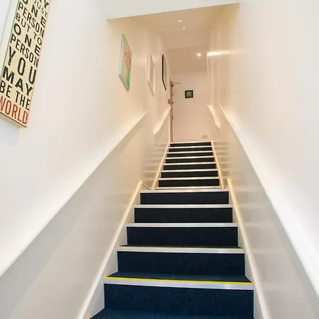 1 - Class With King Sized Bed Apartment Lincoln