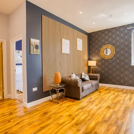 1 - Class With King Sized Bed Apartment Lincoln