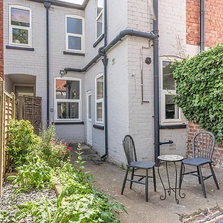 Charming 3-bedroom In Historic Ideal For Families Holiday home Lincoln