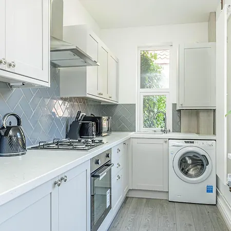 Hébergement de vacances Charming 3-bedroom In Historic Ideal For Families *