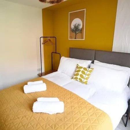 Modern 4 Bed - - Parking Lincoln