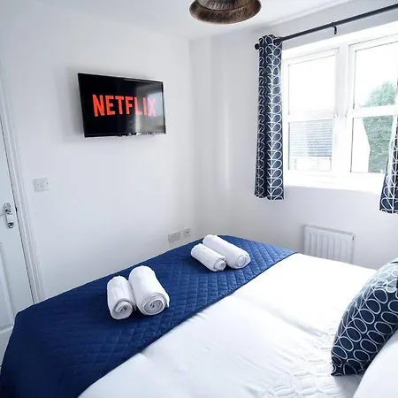 Modern 4 Bed - - Parking