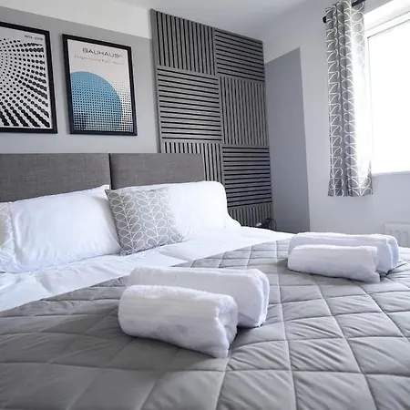 Modern 4 Bed - - Parking * Lincoln