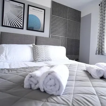 Modern 4 Bed - - Parking *