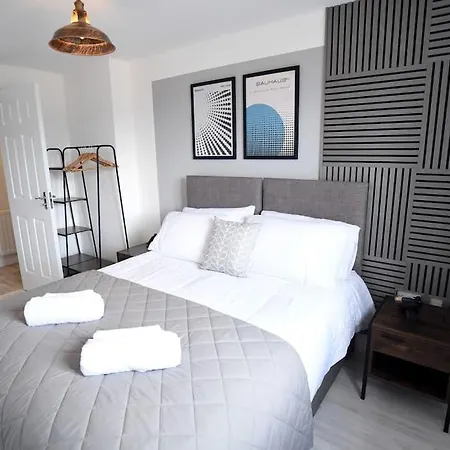 Modern 4 Bed - - Parking