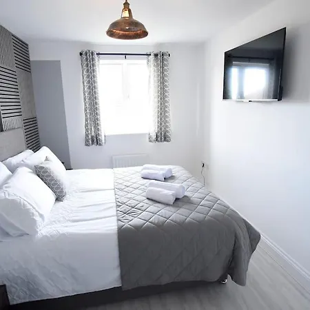 Modern 4 Bed - - Parking *